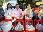 ทำบุญตักบาตรข้าวสารอาหารแห้งในวันสงกรานต์